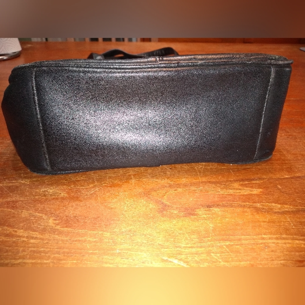 Gloria Vanderbilt Black Purse, Shoulder Bag, Two Handles, Gold Accents - Picture 6 of 13